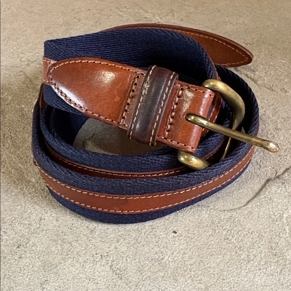 Roundtree & Yorke sz 42 navy blue cloth and brown leather belt w/brass buckle